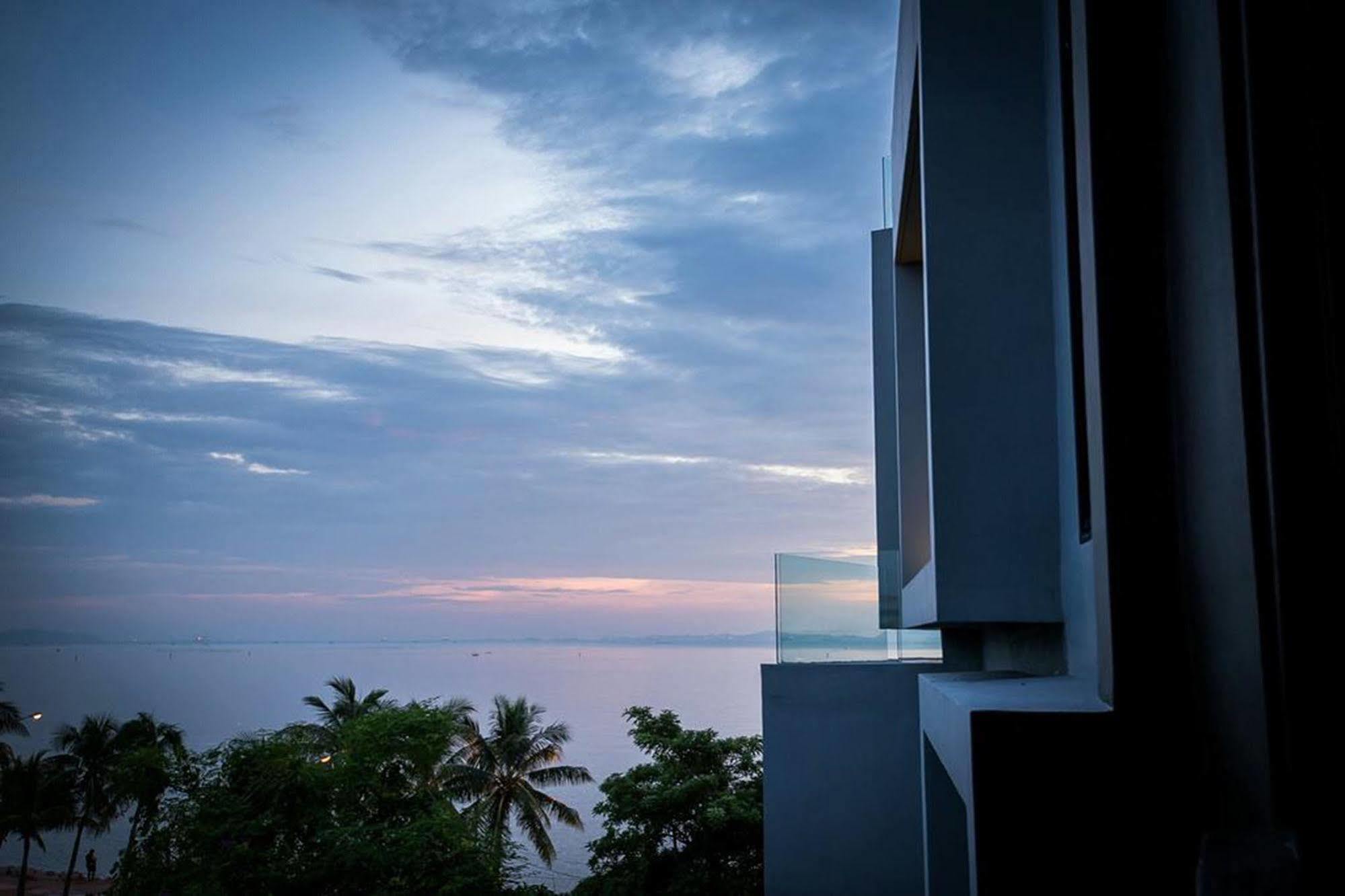 Kalm Bangsaen Hotel Bagian luar foto
