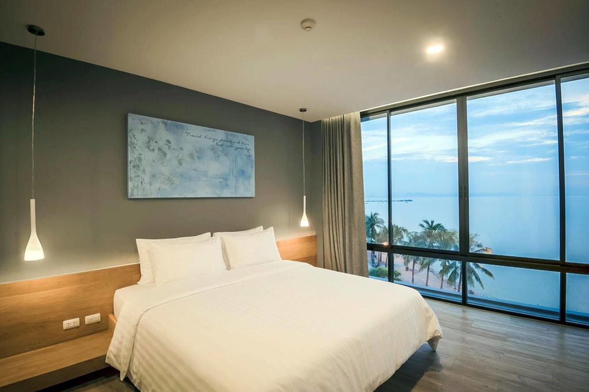 Kalm Bangsaen Hotel Bagian luar foto